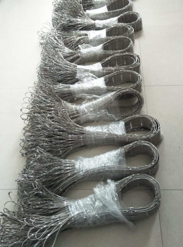 Well-packed stainless steel ferrule rope mesh products are placed on the ground.