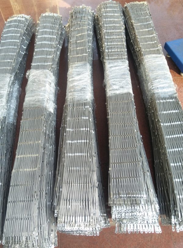 Plastic film packaged stainless steel ferrule rope mesh