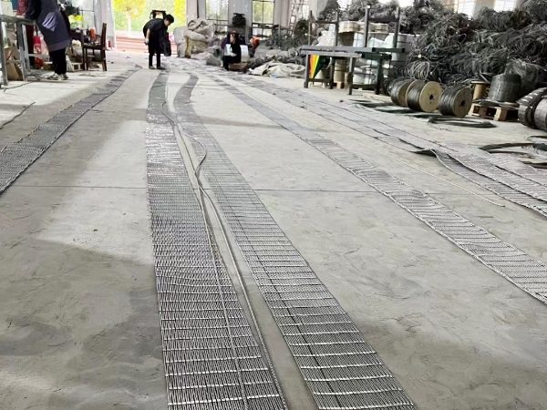 Stainless steel ferule rope mesh is placed in the workshop.