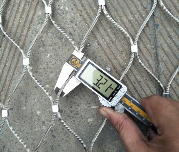 A caliper is used to check the wire rope diameter.