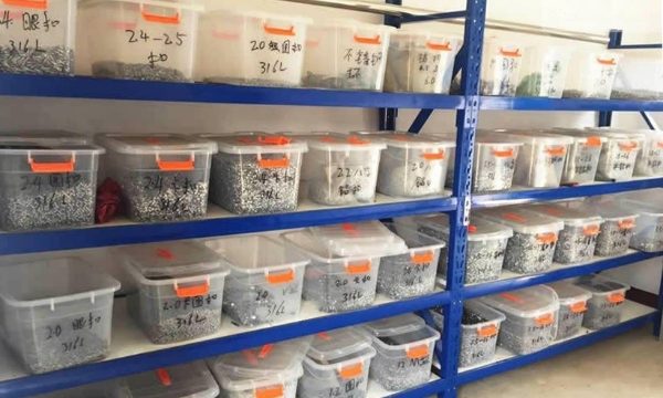 Ferrule raw materials are placed on the shelves.