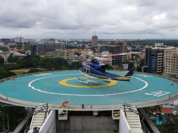 Helipad and safety protection net installed along the helipad