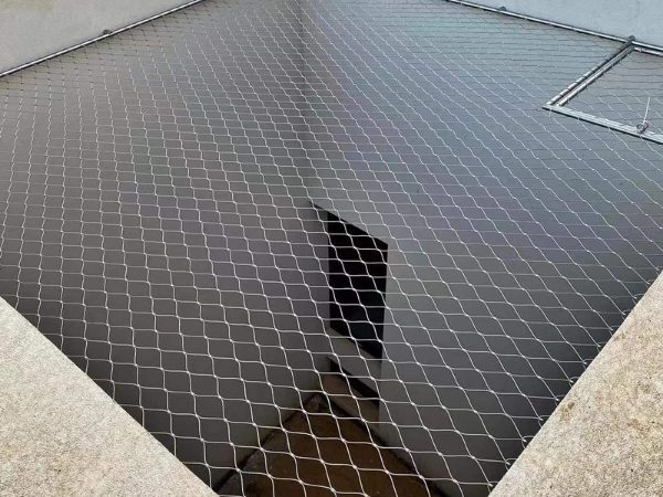 Horizontal safety net installed on the roof