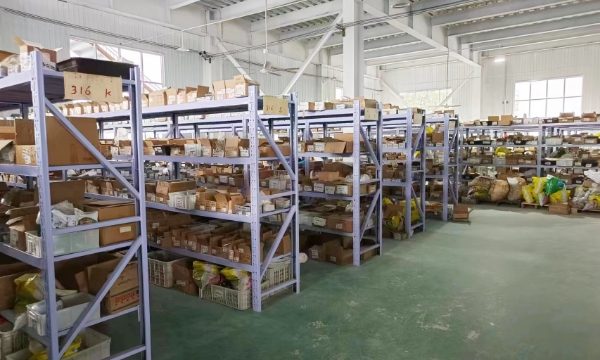 Rigging raw materials are placed on the shelves.
