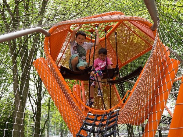Kids are playing on the stainless steel rope mesh installed on the amusement facility