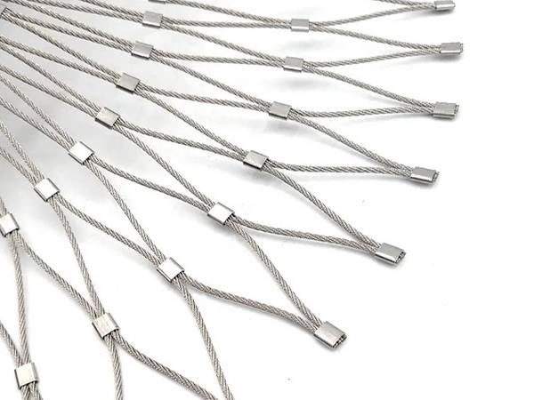 Stainless steel safety net for helideck perimeter