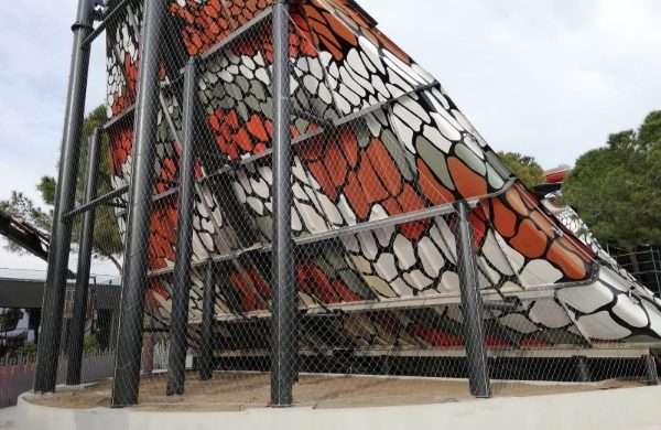 Stainless steel rope mesh is used for building column decoration.