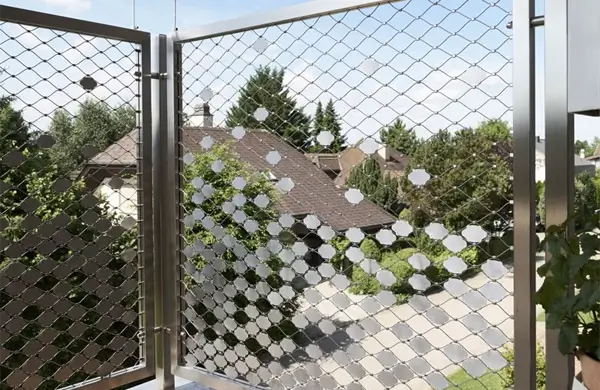 Balcony railing using stainless steel rope mesh with plates