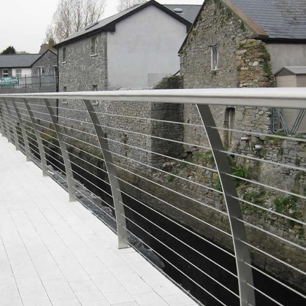 The urban road balustrade consists of stainless steel rope systems.