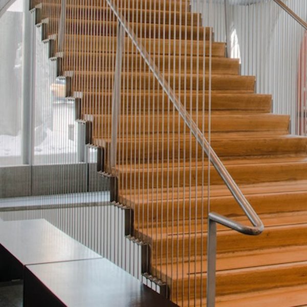 The indoor staircase is equipped with stainless steel rope systems for protection.