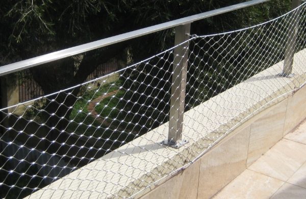 The roof balustrade infill is made of stainless steel ferrule rope mesh.