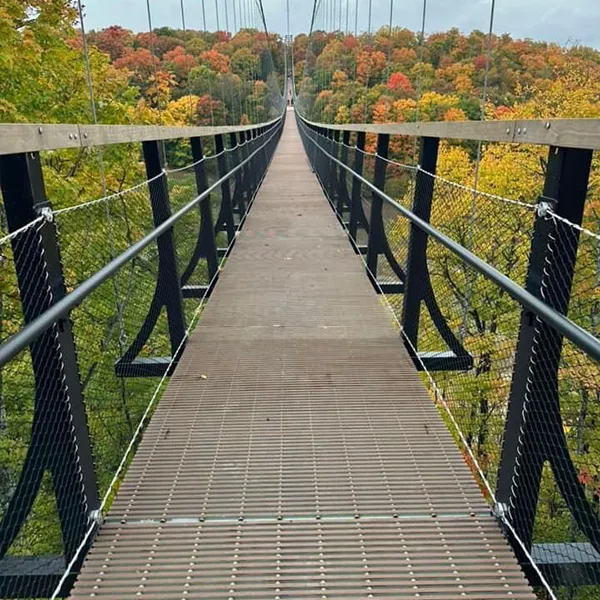 Handrails made of wire rope ferrule mesh is installed on the bridge for protection.