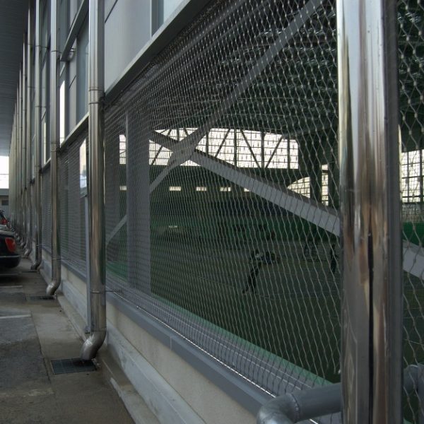 Stainless steel ferrule rope mesh is installed in the parking lot.
