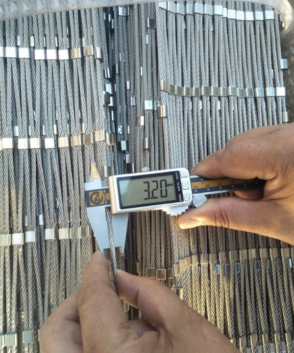 A caliper is used to check the wire rope diameter.
