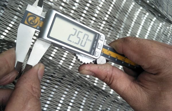 A caliper is used to check the wire rope diameter.