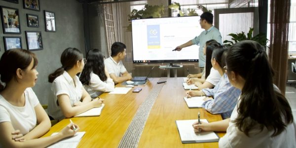 Our team members are holding a meeting in the meeting room.