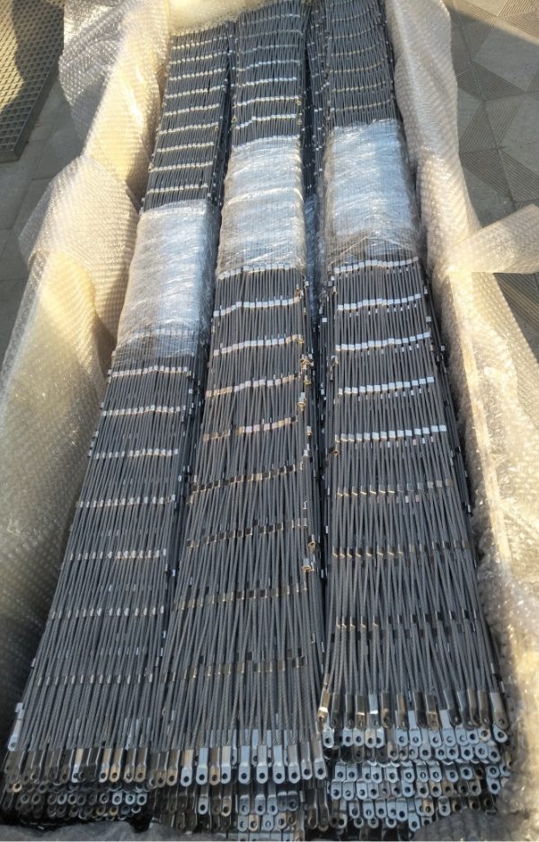 Stainless steel rope mesh is placed in a wooden case.