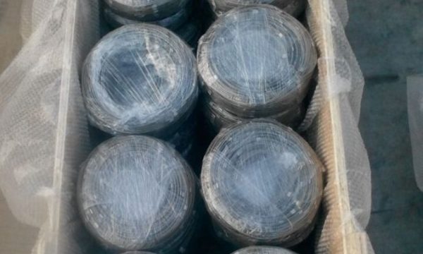 Stainless steel rope meh rolls are placed in a wooden case.
