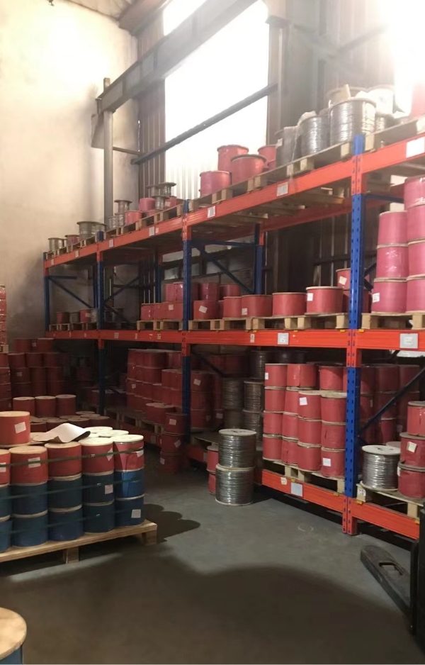 Stainless steel wire ropes are placed on the shelves.